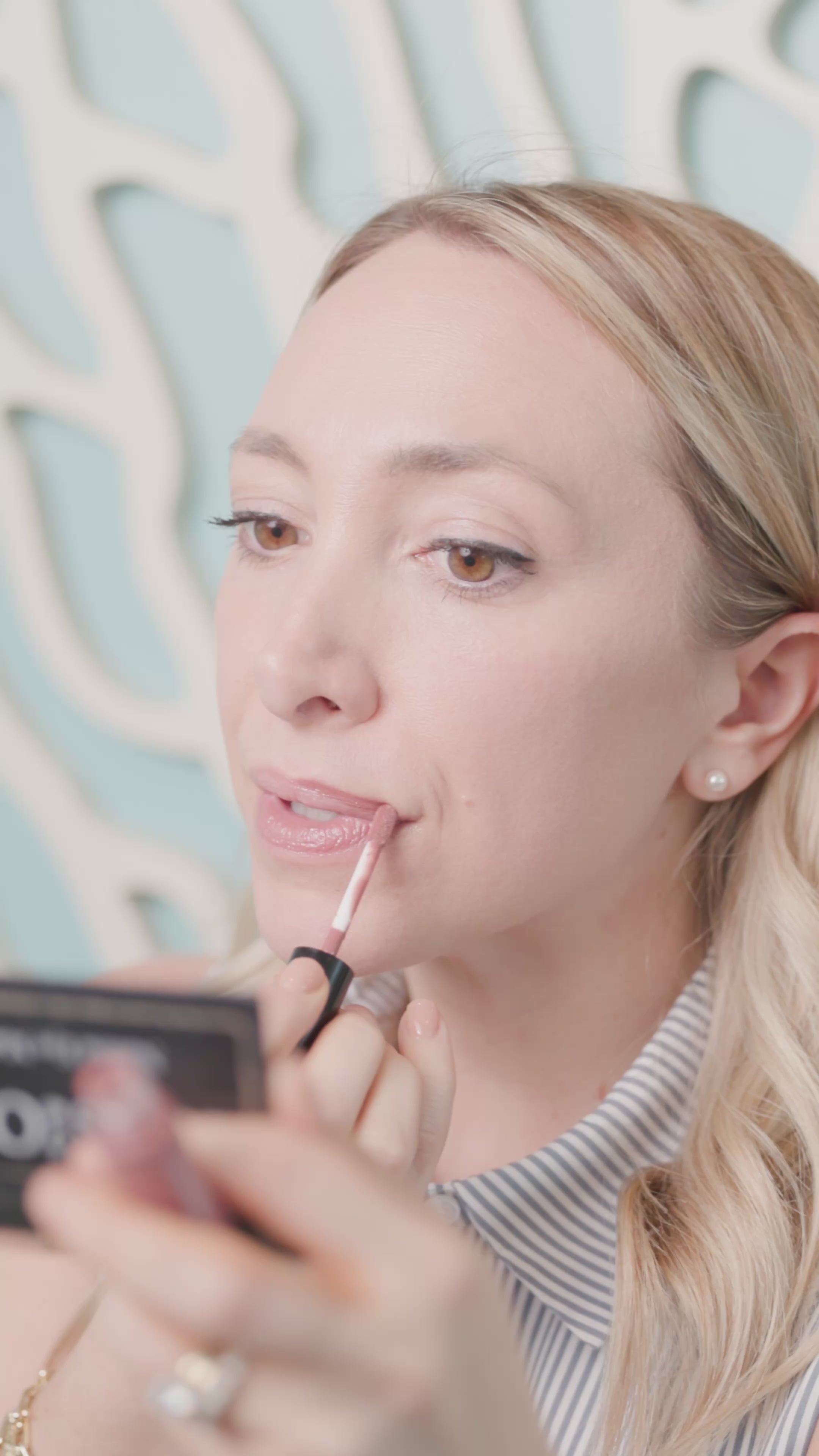 Lip gloss video